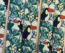 Laden Sie das Bild in den Galerie-Viewer, Hosenträger mit RIESENTUKAN im Regenwald Amazonas (KUNSTSEIDE) - Tierschutz - Waldschutz