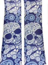 Laden Sie das Bild in den Galerie-Viewer, TOTENKOPF Hosenträger elegant (KUNSTSEIDE - BLAU)